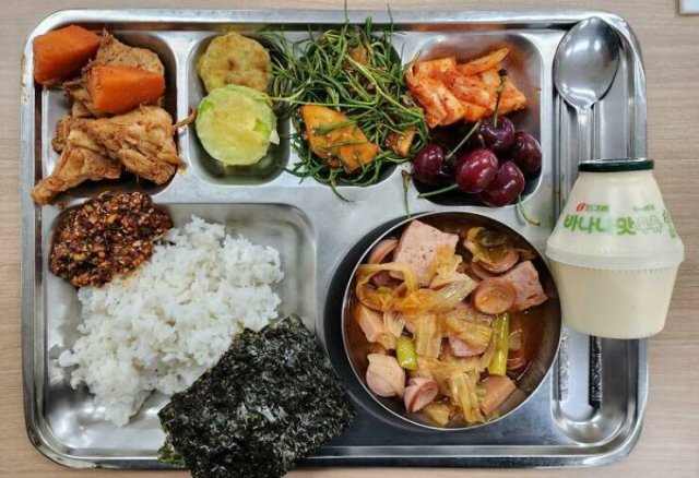 School Lunches In Different Countries (26 pics)