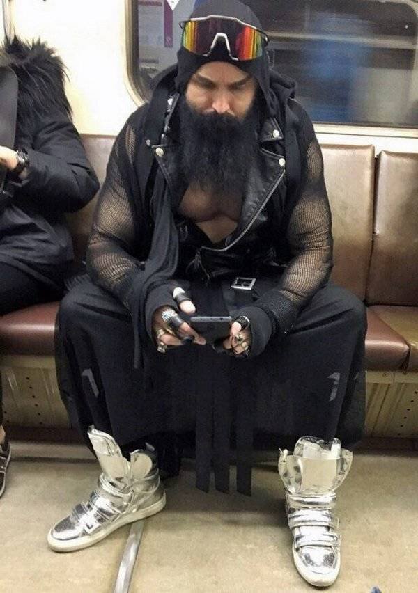Strange People In The Subway (44 pics)