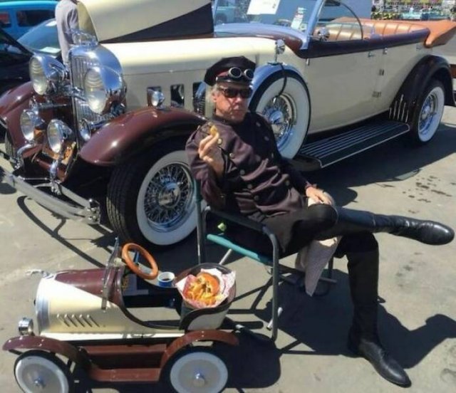 What Is Going On Here? (17 pics) What Is Going On Here? (17 pics)