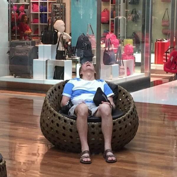 Men Waiting For Their Girls (21 pics) Men Waiting For Their Girls (21 pics)