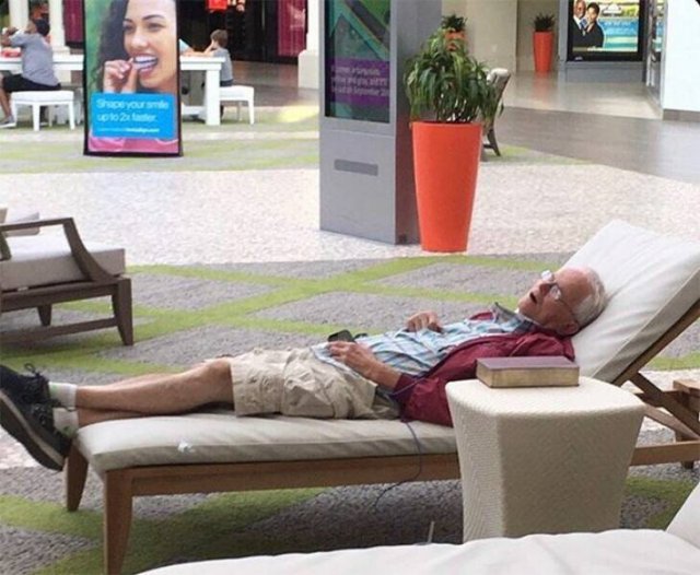 Men Waiting For Their Girls (21 pics) Men Waiting For Their Girls (21 pics)