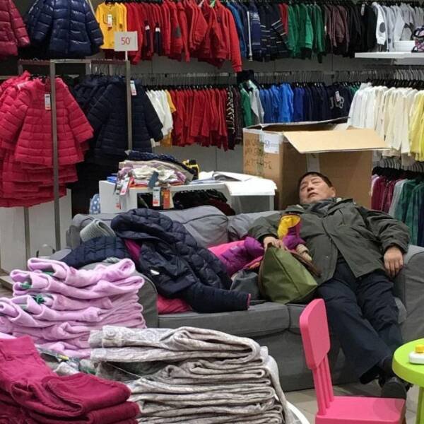 Men Waiting For Their Girls (21 pics) Men Waiting For Their Girls (21 pics)