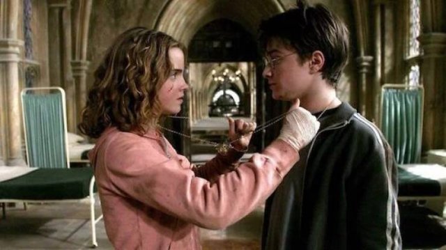Explaining Biggest Movie Plot Holes (21 pics) Explaining Biggest Movie Plot Holes (21 pics)