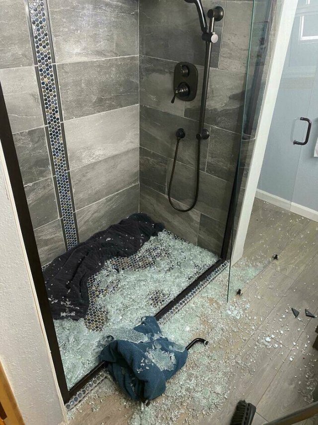 Failed Home Renovation (25 pics)