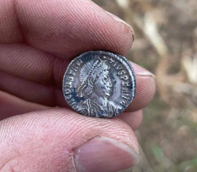 Impressive Metal Detector Finds (20 pics)