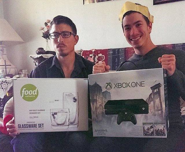 Strange Presents (28 pics)