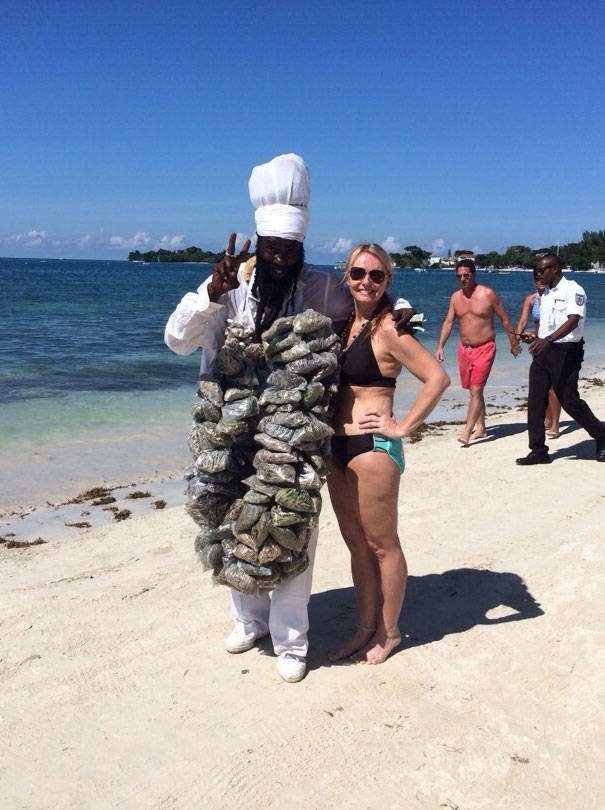 Funny And Strange Situations On The Beaches (34 pics)