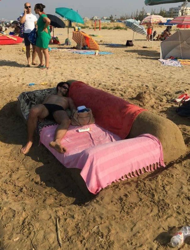 Funny And Strange Situations On The Beaches (34 pics)