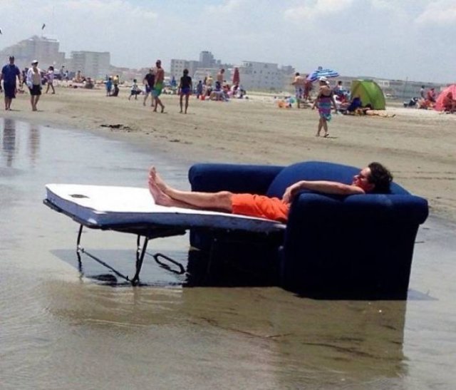 Funny And Strange Situations On The Beaches (34 pics)