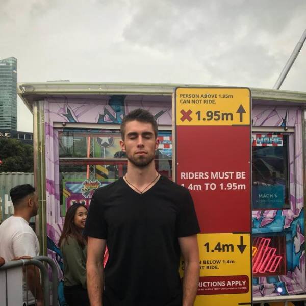 Problems Of Tall People (39 pics) Problems Of Tall People (39 pics)