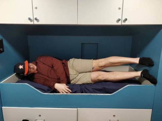 Problems Of Tall People (39 pics) Problems Of Tall People (39 pics)