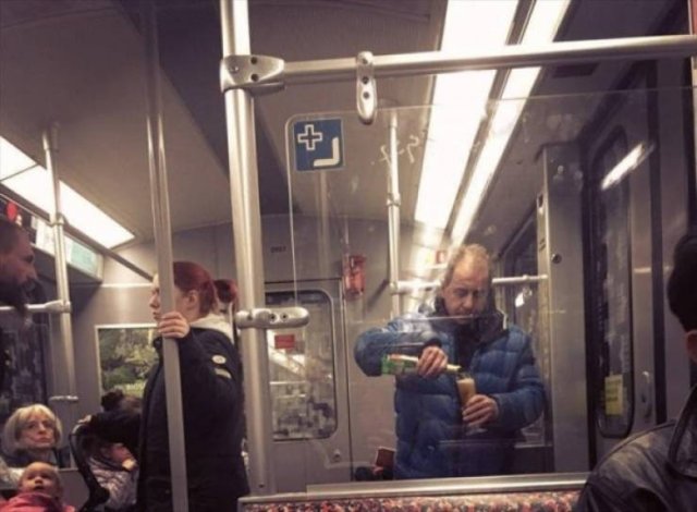 Strange People In The Subway (31 pics)