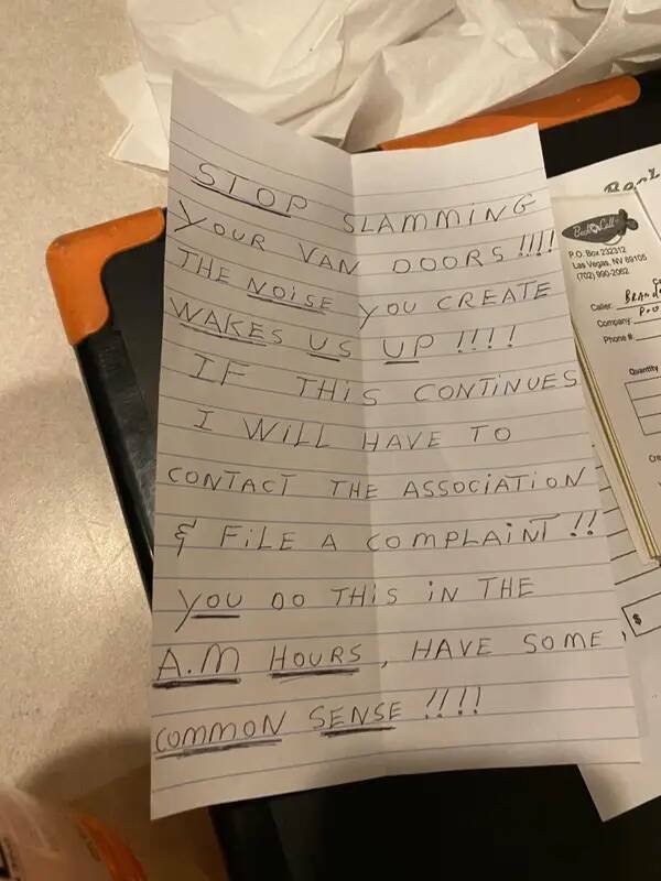 Awful Neighbors (17 pics)