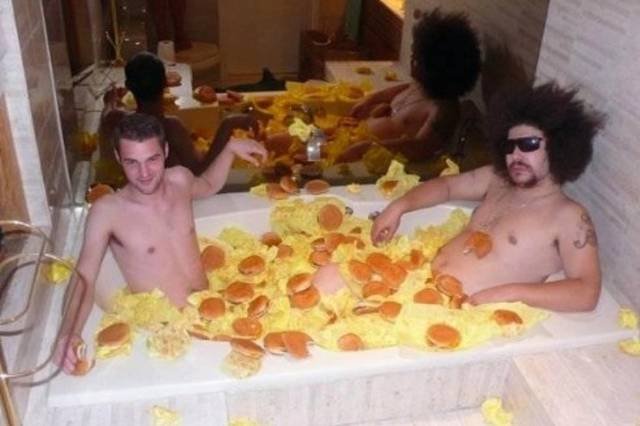 What Is Going On Here? (23 pics)