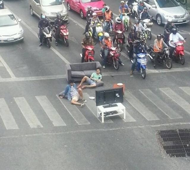 What Is Going On Here? (23 pics)