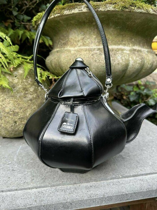 Weird Finds In Thrift Shops (24 pics)