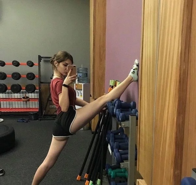 Girls Stretching (25 pics)
