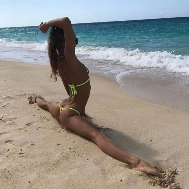 Girls Stretching (25 pics)