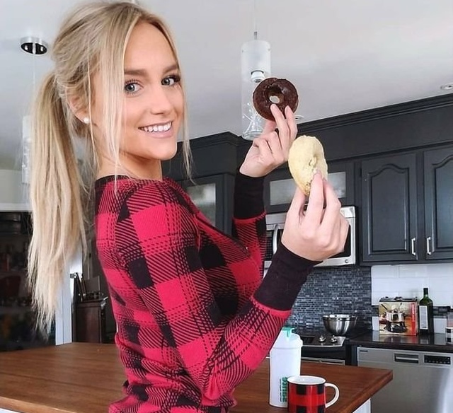 Blondes and Brunettes (72 pics)