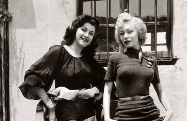 The '50s Girls in Nylon Stockings (21 pics)