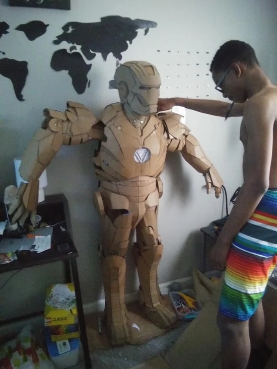 Iron Man Suit Made With Cardboard and Hot Glue (7 pics)