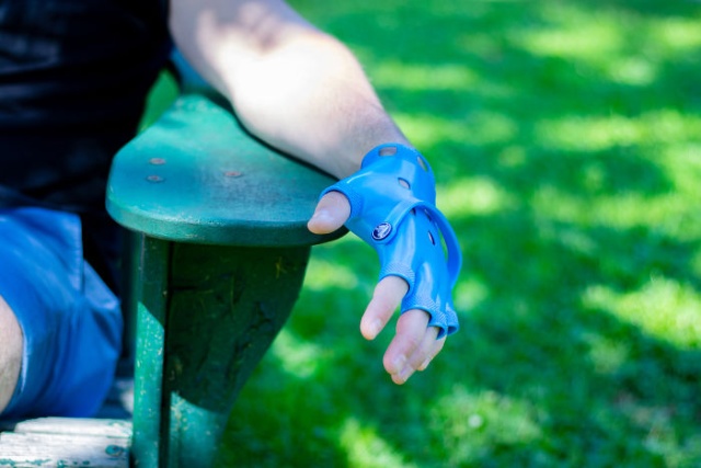DIY Crocs Gloves (9 pics)
