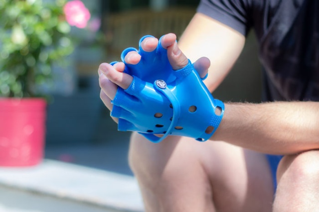 DIY Crocs Gloves (9 pics)