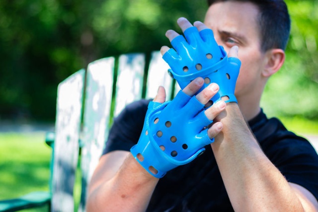 DIY Crocs Gloves (9 pics)