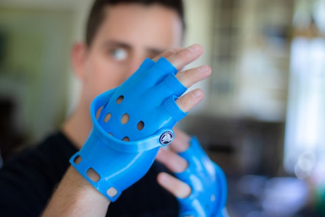 DIY Crocs Gloves (9 pics)