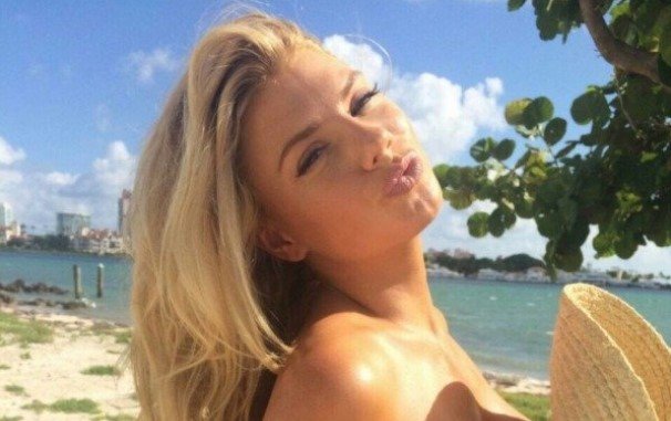 Busty Girls (30 pics)