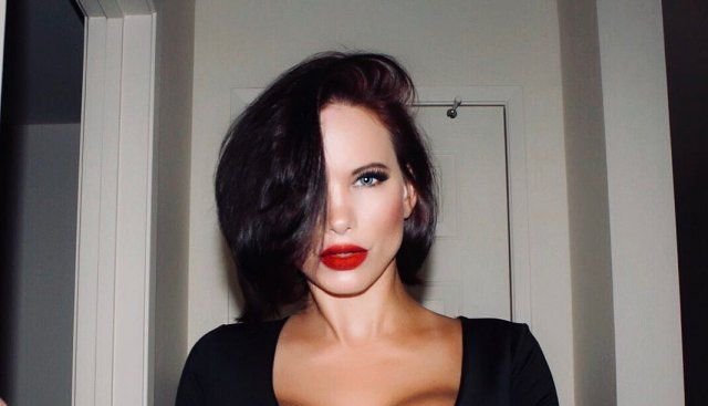 Very Busty Girl (34 pics)
