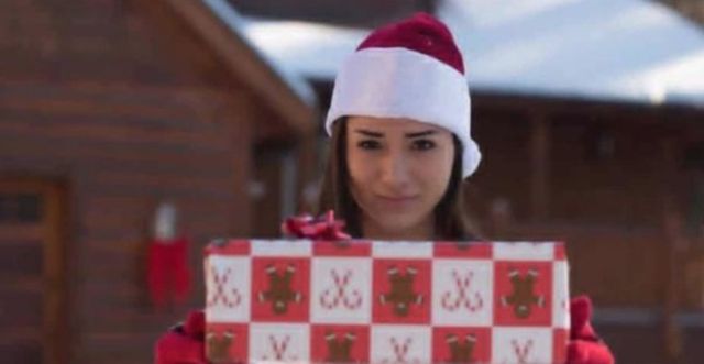 Smoking Hot Santa Helpers Just In Time For Christmas  (50 Pics)