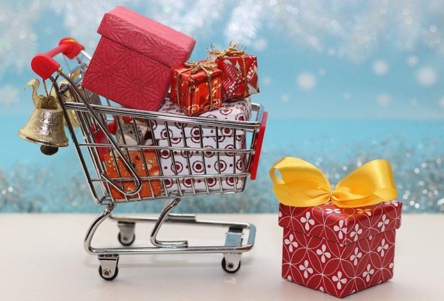 How to Save Money While Shopping for Christmas