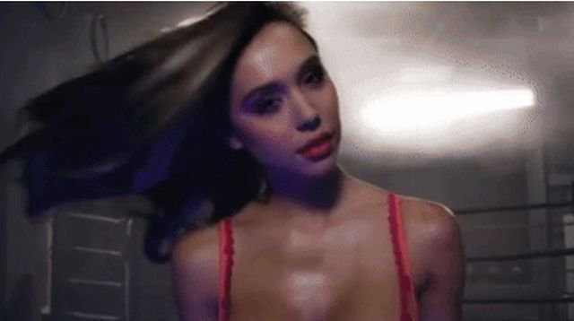 Hot Girls (32 gifs)