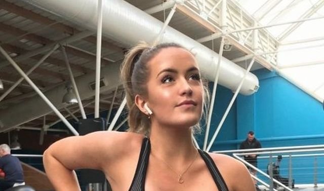 Fit Girls In Sports Bras (35 pics)