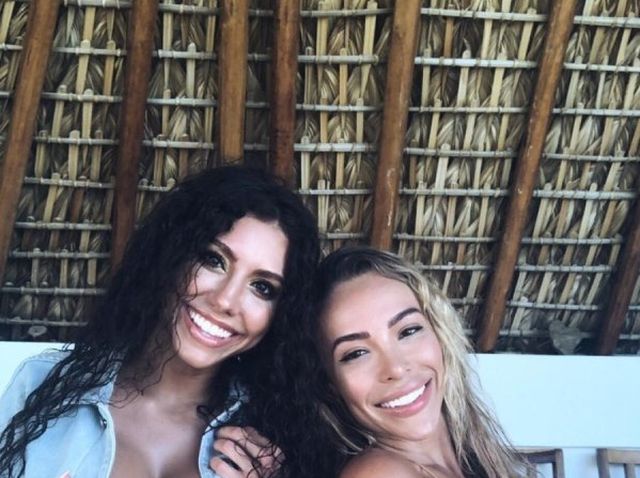 Busty Girls (54 pics)