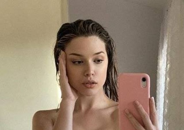 Girls Doing Selfies (45 pics)