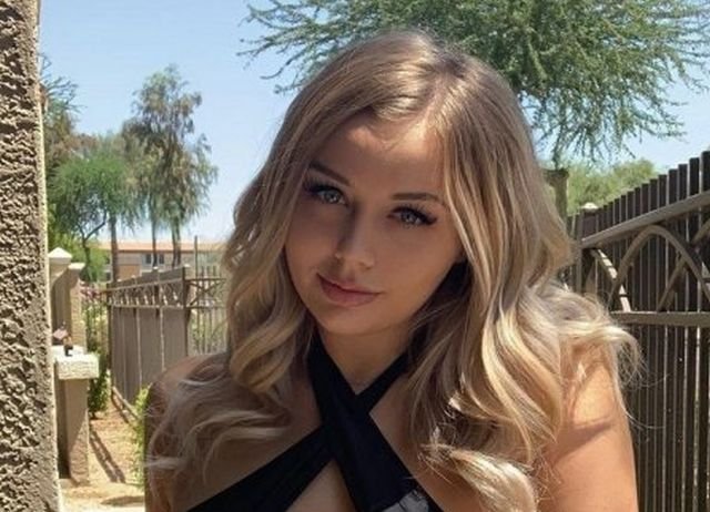 Busty Girls (62 pics)