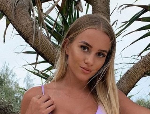 Girls In Bikinis (48 pics)