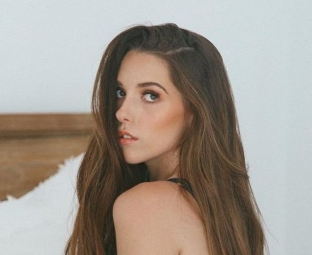 Girls In Beds (35 pics)