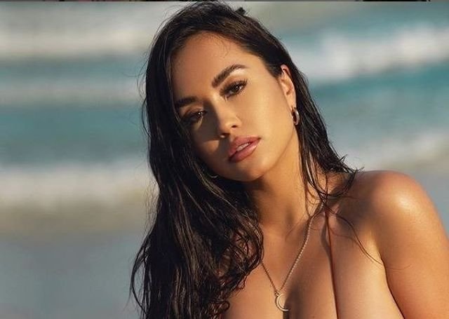 Busty Girls (29 pics)