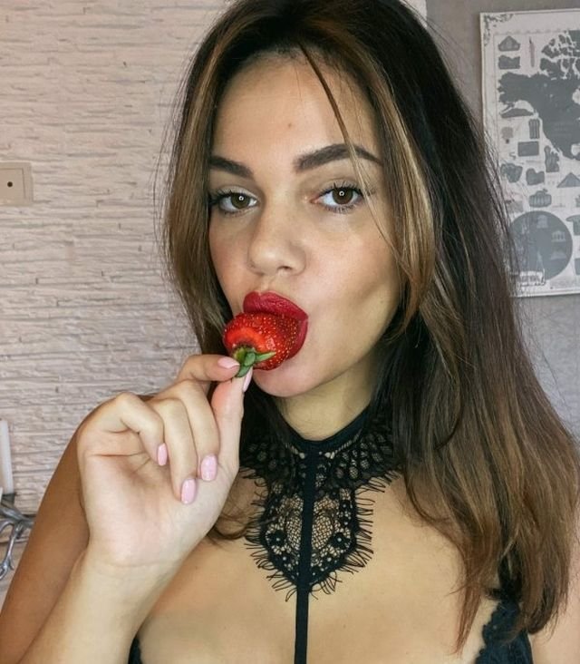 Busty Girls (57 pics)