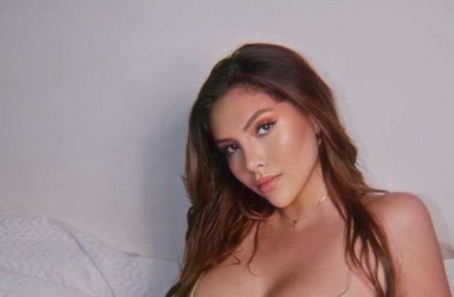 Busty Girls (60 pics)