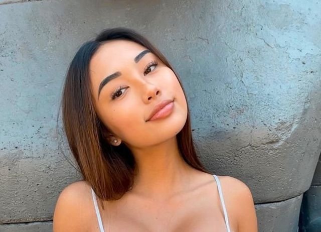 Busty Girls (58 pics)