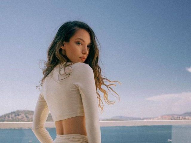 Girls In Tight Dresses (49 pics)