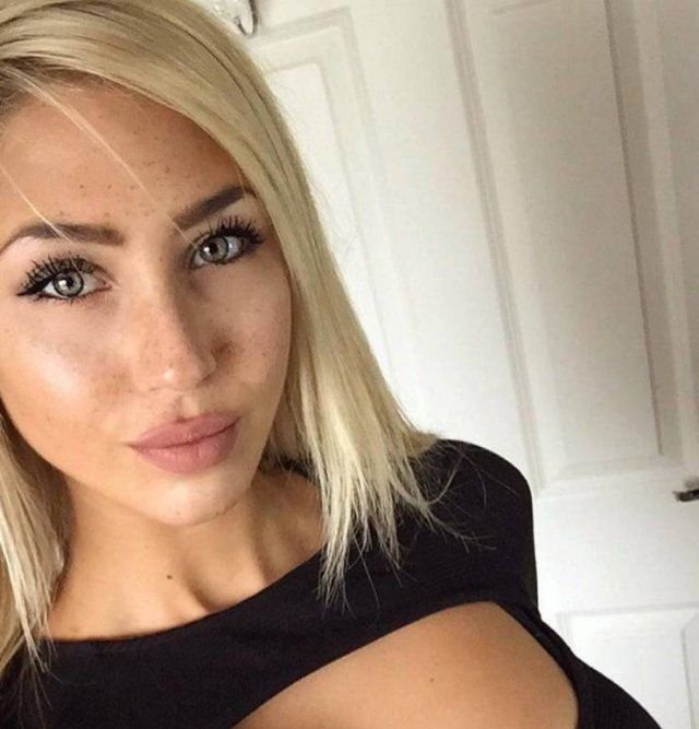 Busty Girls (54 pics)