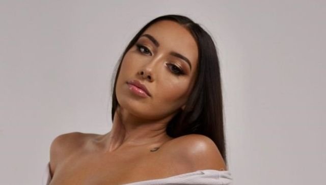 Braless Girls (37 pics)