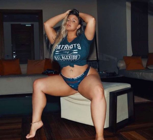 These Girls Love To Show Off Their Curves (50 Pics)