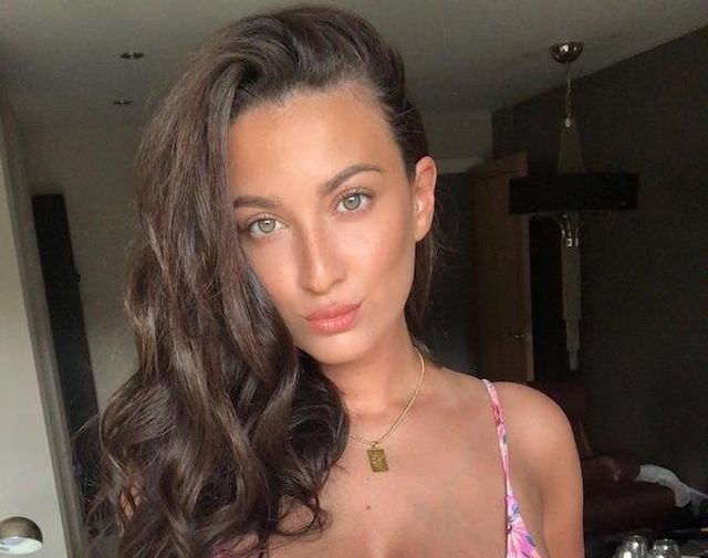 Busty Girls (35 pics)