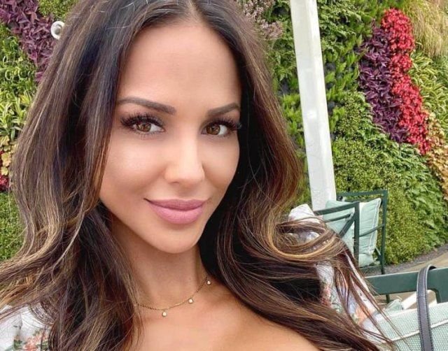 Busty Girls (50 pics)